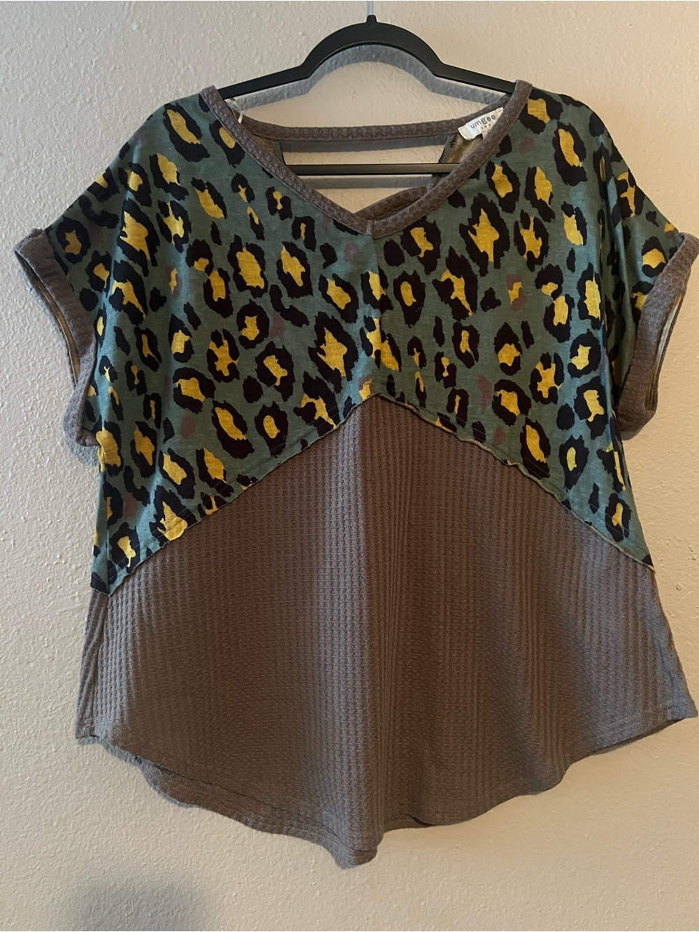Umgee Leopard Print Waffle V Back Women’s Short Sleeved Top Small